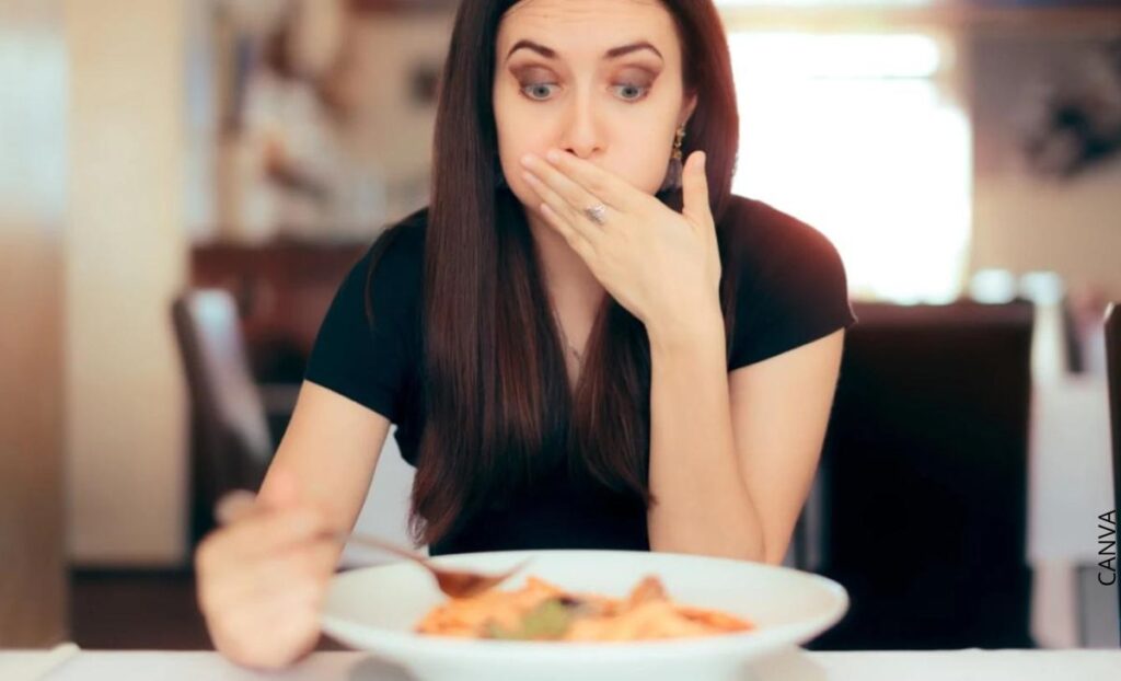 Descubre qué significa soñar con comer un pelo en la comida