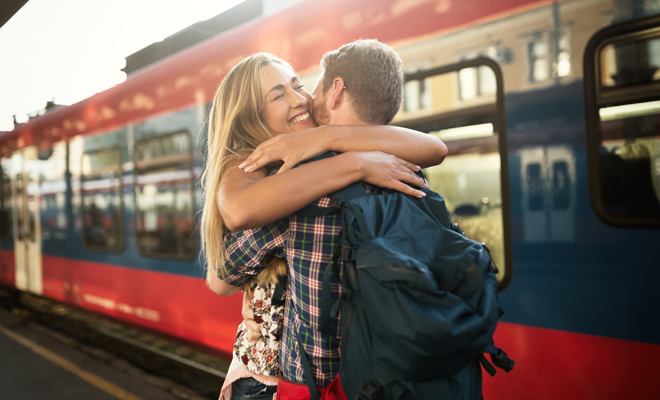 Descubre qué significa soñar con un amigo que se va de viaje