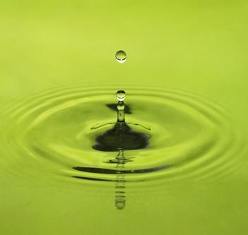 Descubre qué simboliza soñar con agua verde en una piscina