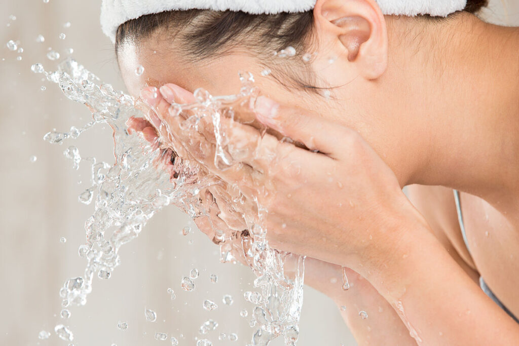 Despierta tu rostro: El truco de lavarse la cara con agua caliente