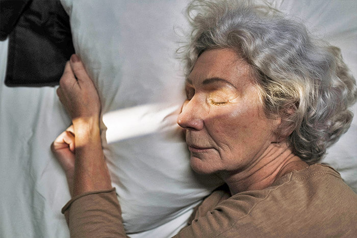 Dormir bien: clave para el bienestar del adulto mayor