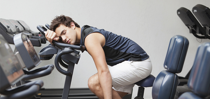 Dormir poco afecta tu entrenamiento: descubre el mínimo de horas de sueño para rendir en el gimnasio