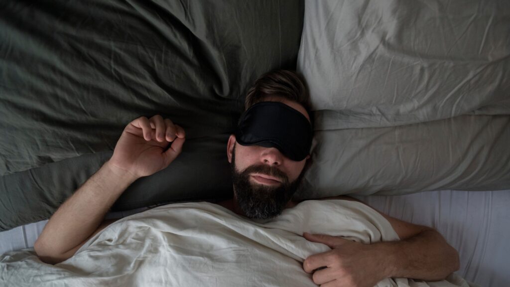 ¿Dormiste suficiente pero sigues cansado? Descubre por qué