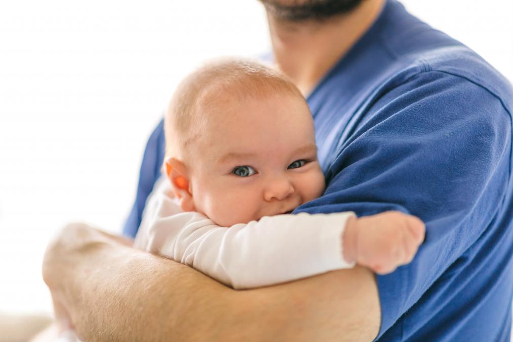 El significado detrás de soñar con un bebé en brazos