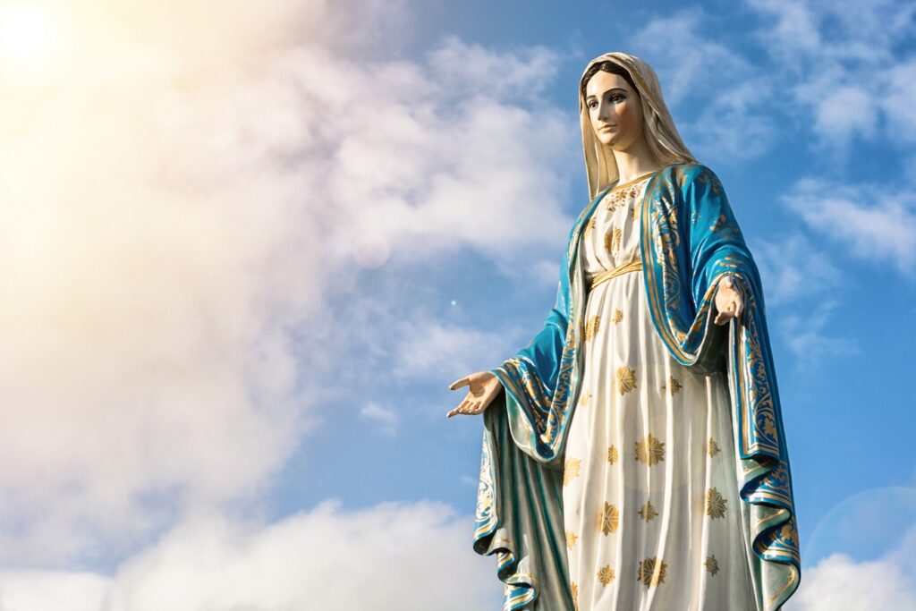 El significado detrás de soñar con una estatua de la Virgen rota