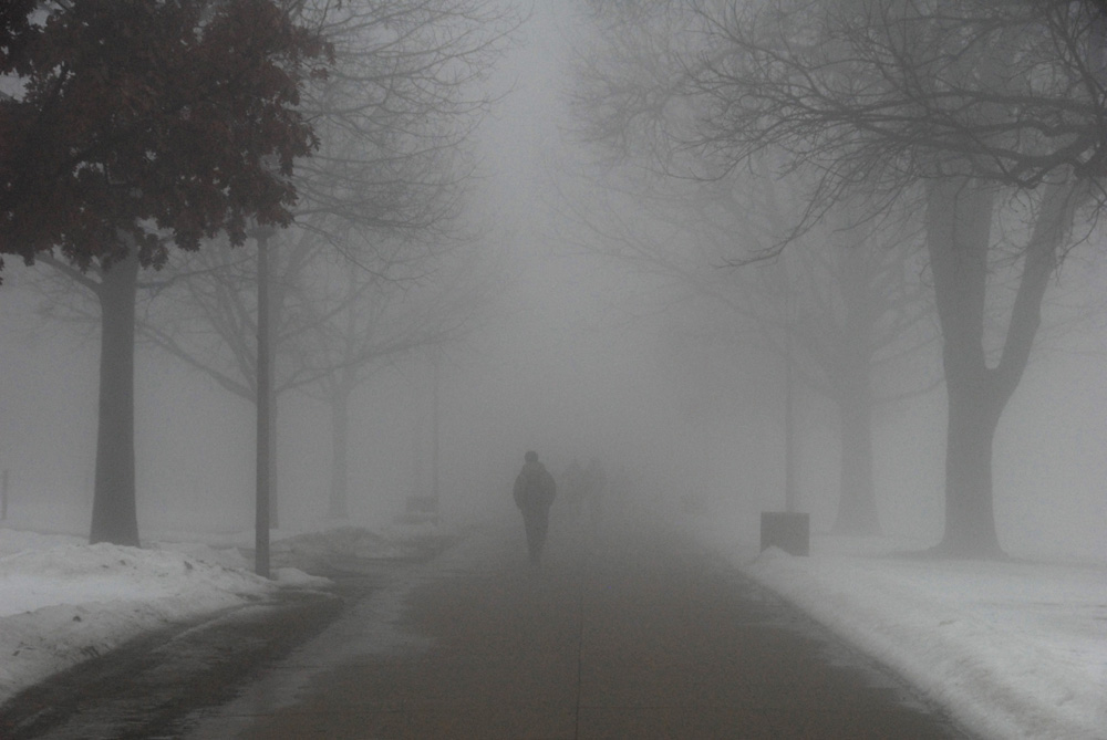 Entre niebla y ciudad, caminaba en sueños