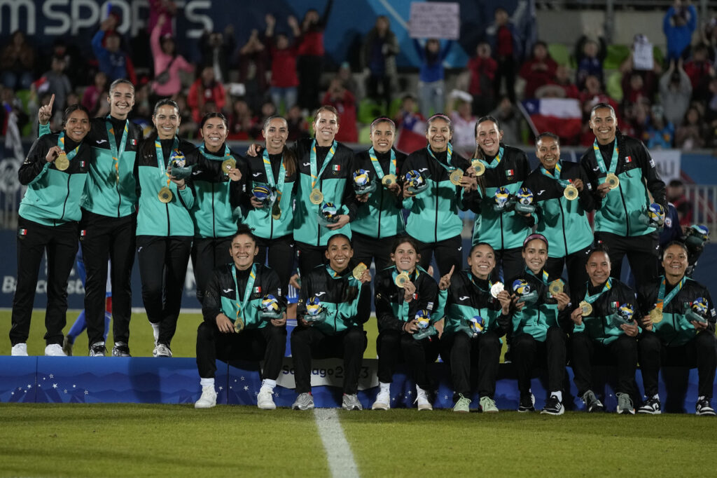 Equipo femenil gana medalla de oro y hace historia