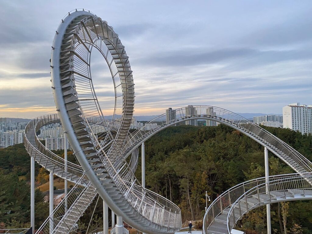 Escaleras que llevan a una ciudad sobre un puente: un sueño fascinante