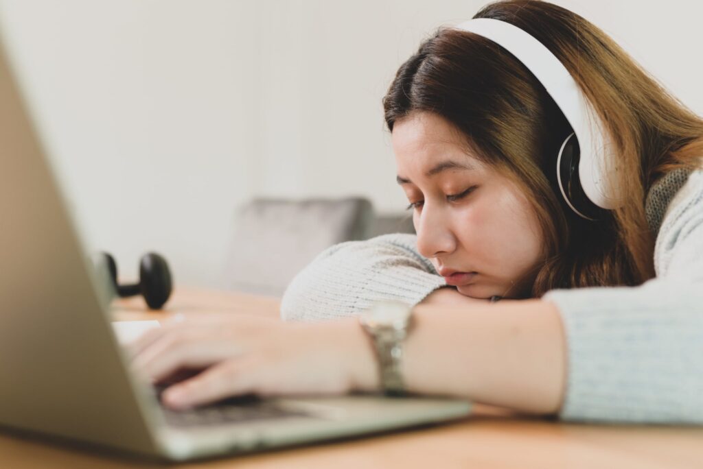 ¿Estudiar con sueño? Descubre cómo mantener la concentración