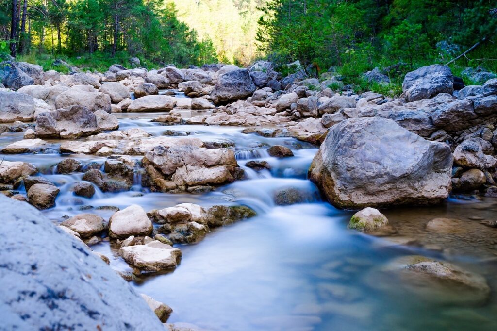Explora la tranquilidad de un río cristalino con piedras en tus sueños
