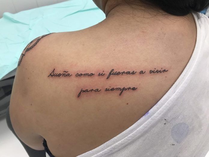 Frases eternas en tatuajes: Vive como si fueras a durar para siempre