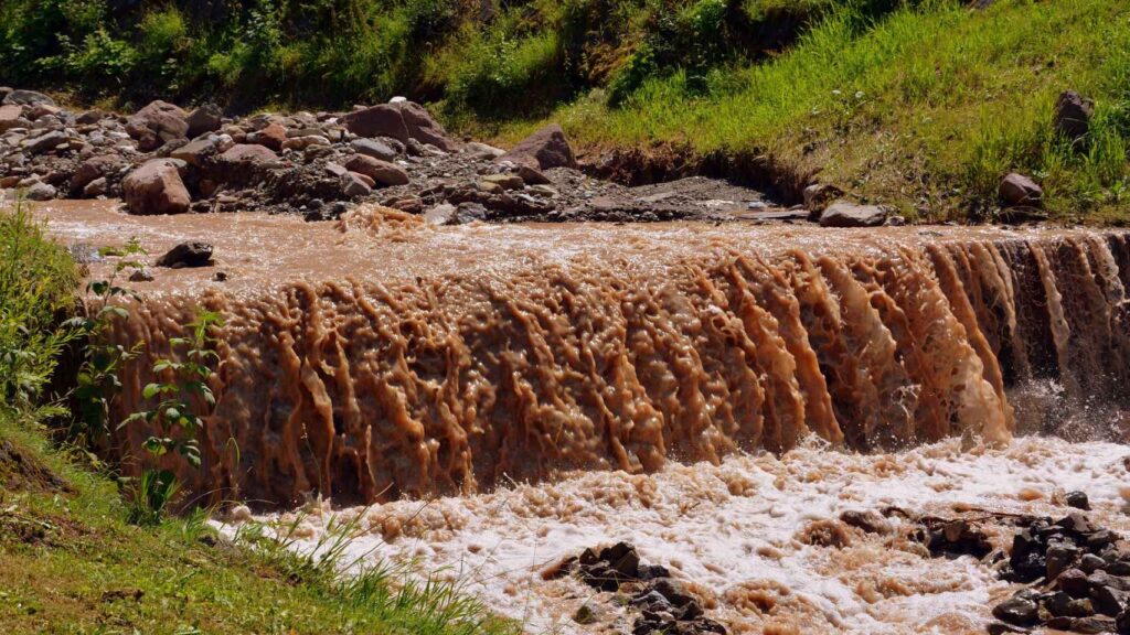 Interpretación de sueños: Creciente de río con agua sucia