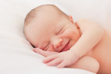 Interpretando el significado de soñar con bebé que moja la cama