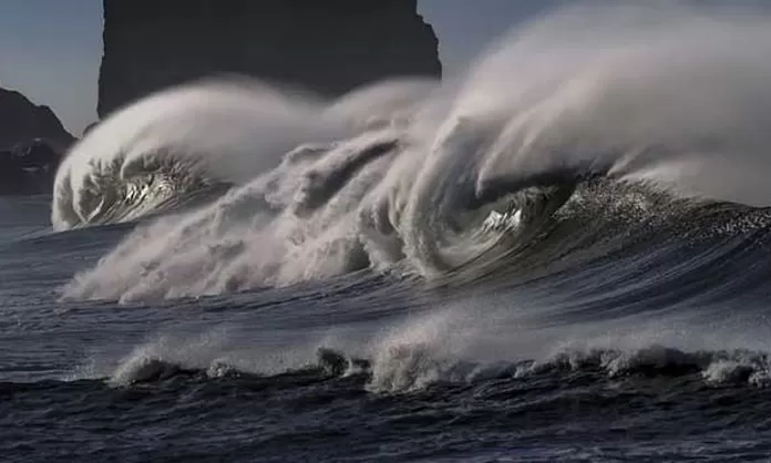 Interpretando el sueño del mar agitado con olas grandes