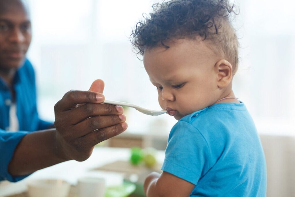 ¿Interrumpir el sueño del bebé para alimentarlo? Descubre la verdad