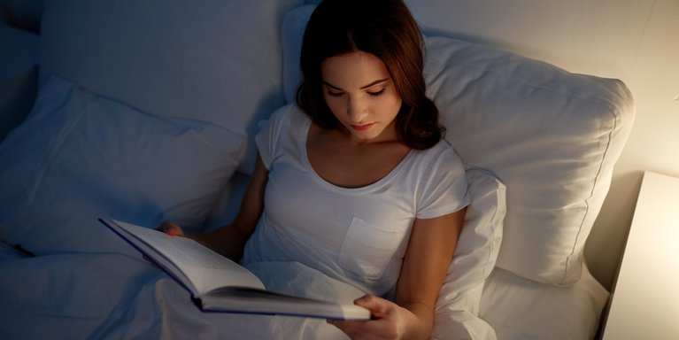 Leer antes de dormir: clave para el sueño reparador