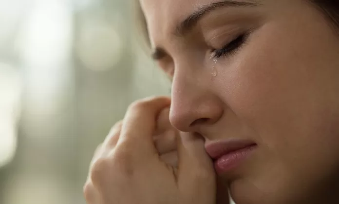 ¿Llorar en un sueño por alguien? Descubre su significado