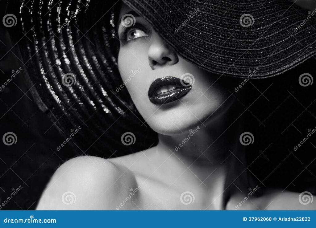 Misteriosa mujer de negro con sombrero: ¿realidad o sueño?