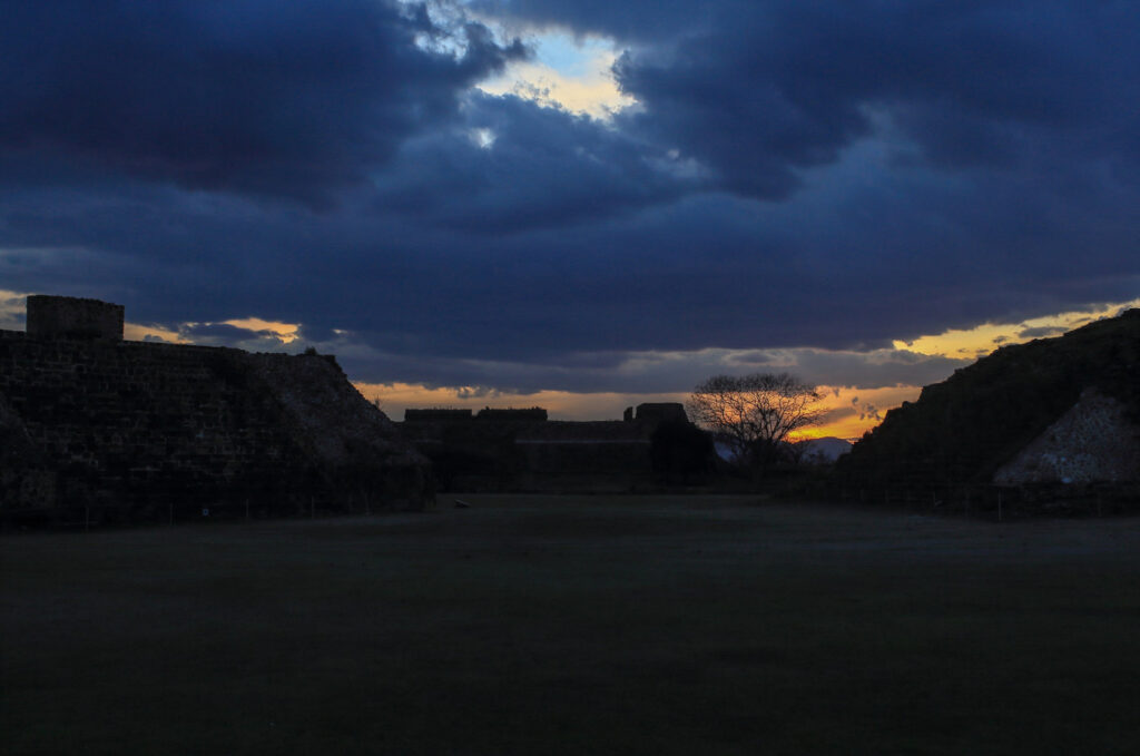 Monte Albán de noche: un sueño bajo las estrellas