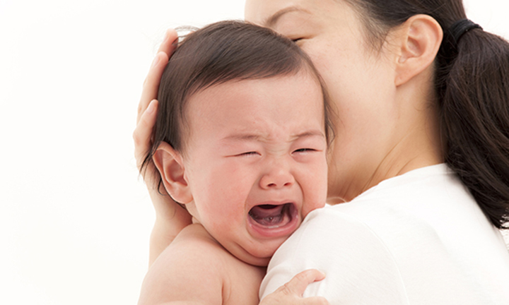 ¿Niña llorando por sueño? Descubre cómo ayudarla