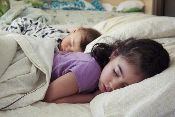 Niño llora y se mueve en la cama: ¿problemas de sueño?