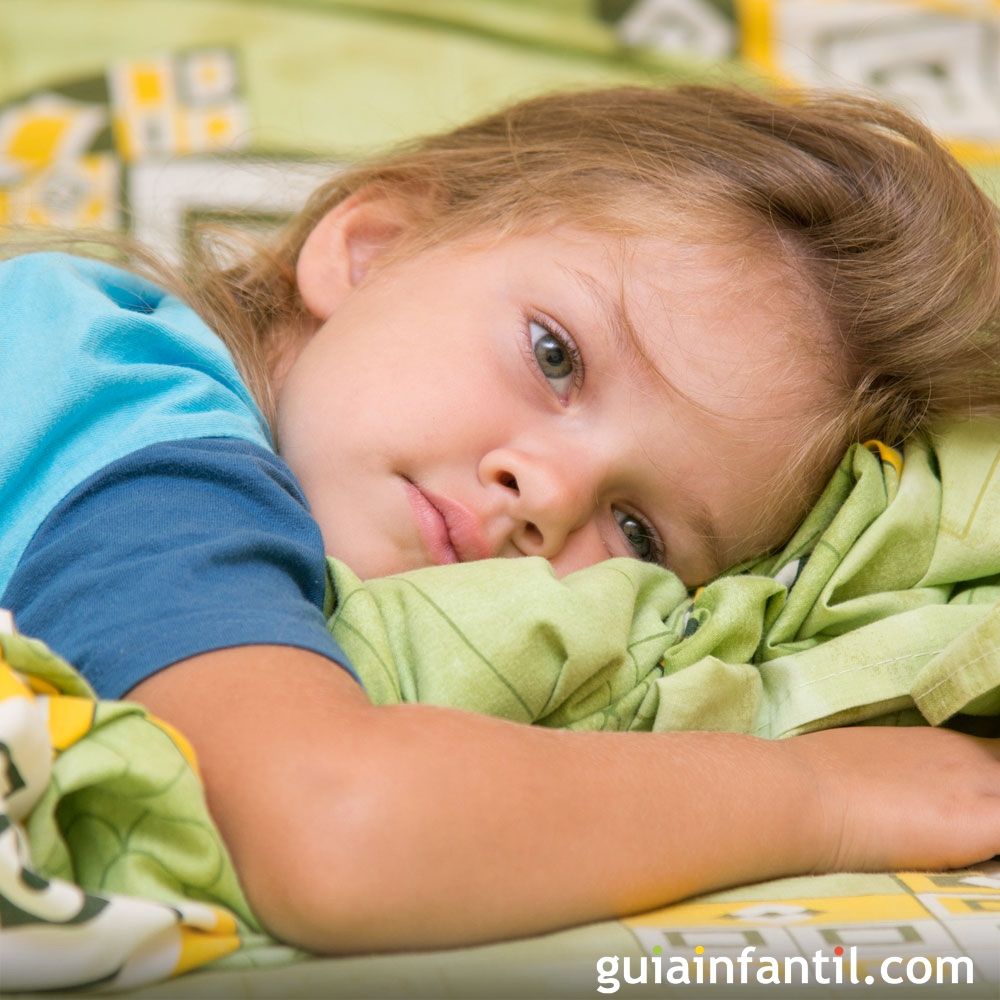 Niño sueña despierto: habla con los ojos abiertos