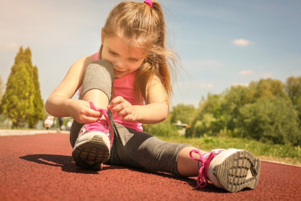 Niños cansados: ¿Por qué son más torpes al caminar?