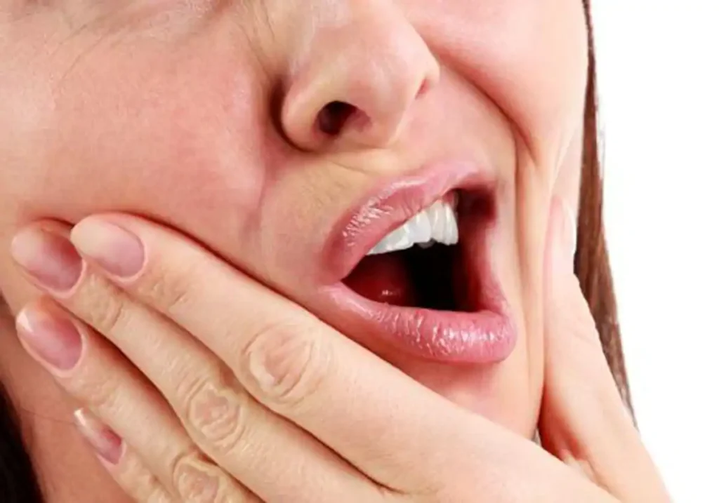 ¿Pesadilla recurrente? Descubre qué significa soñar con dientes desmoronándose