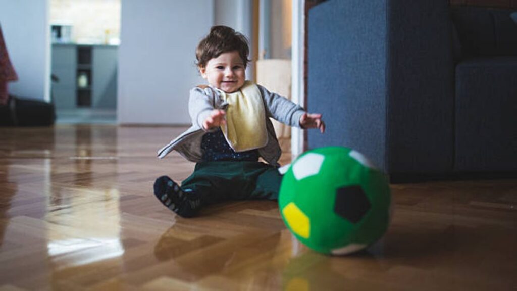 ¿Por qué los niños tiran cosas? Descubre las razones y soluciones