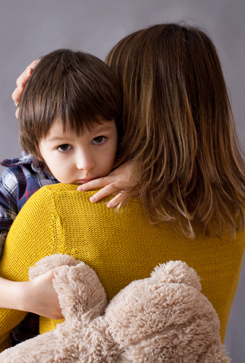 ¡Preocupación parental! ¿Qué significa soñar con la caída de tu hija?