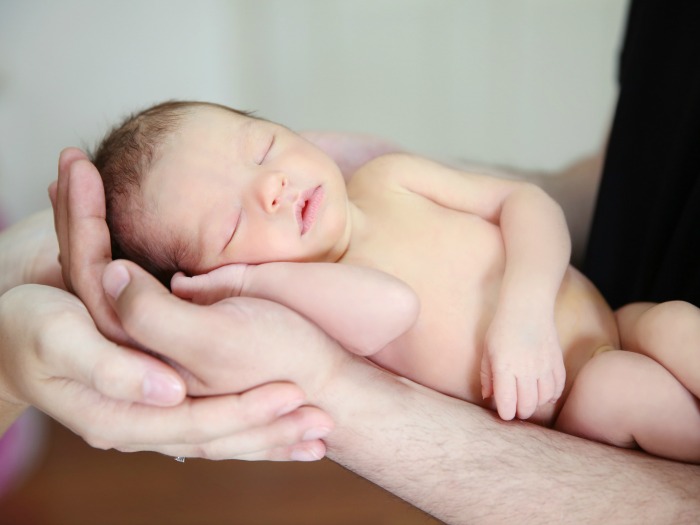 ¿Qué implica soñar con un bebé recién nacido enfermo en el hospital?