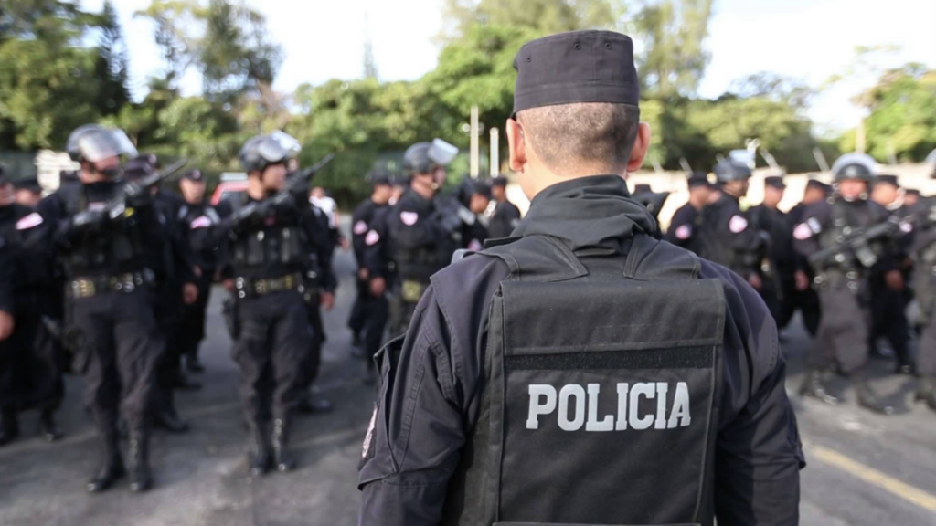 ¿Qué significa soñar con policías entrando a tu casa?