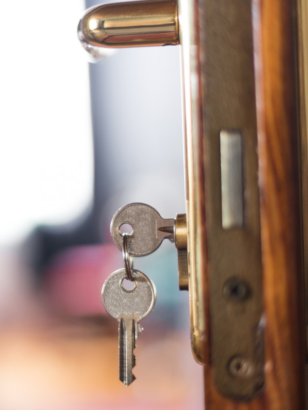 ¿Qué significa soñar con que intentan abrir la puerta de tu casa?