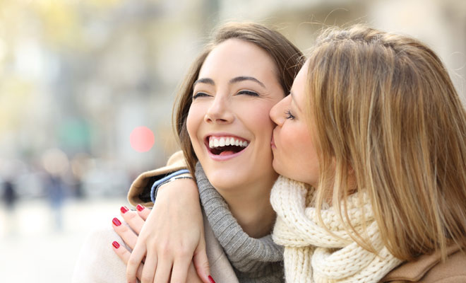 ¿Qué significa soñar con tu mejor amiga y besarla? Descubre aquí