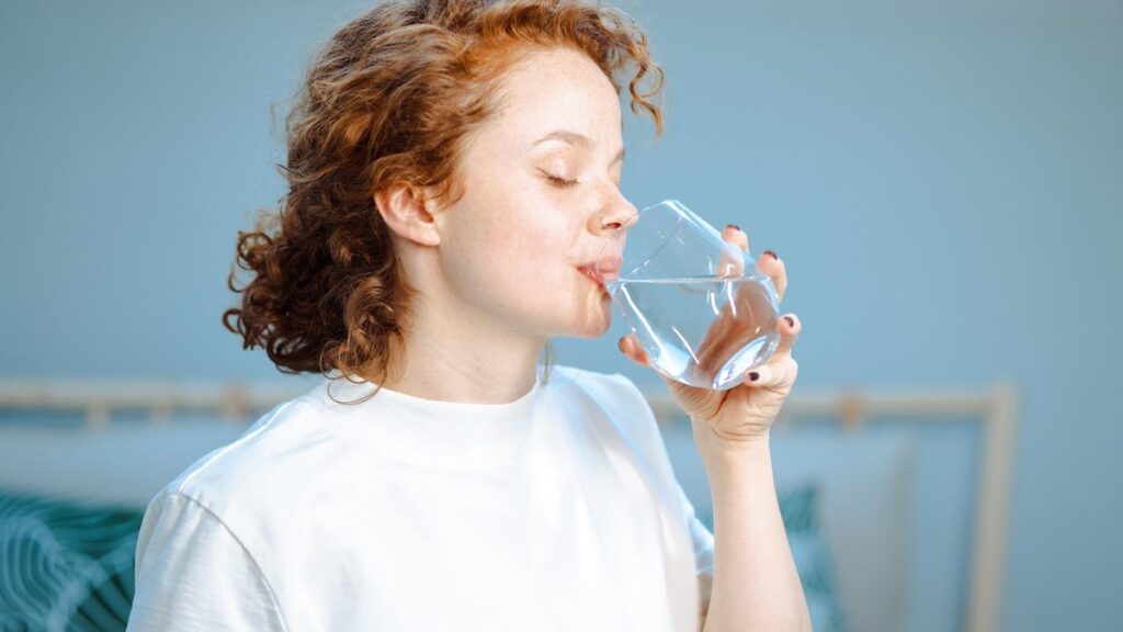 ¿Sabías que pierdes medio litro de agua al dormir? ¡Descubre por qué!