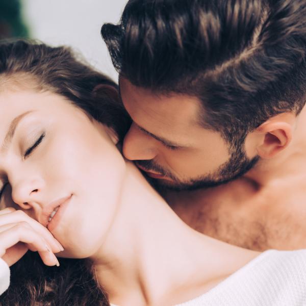 Sensualidad onírica: un beso en el cuello en mis sueños