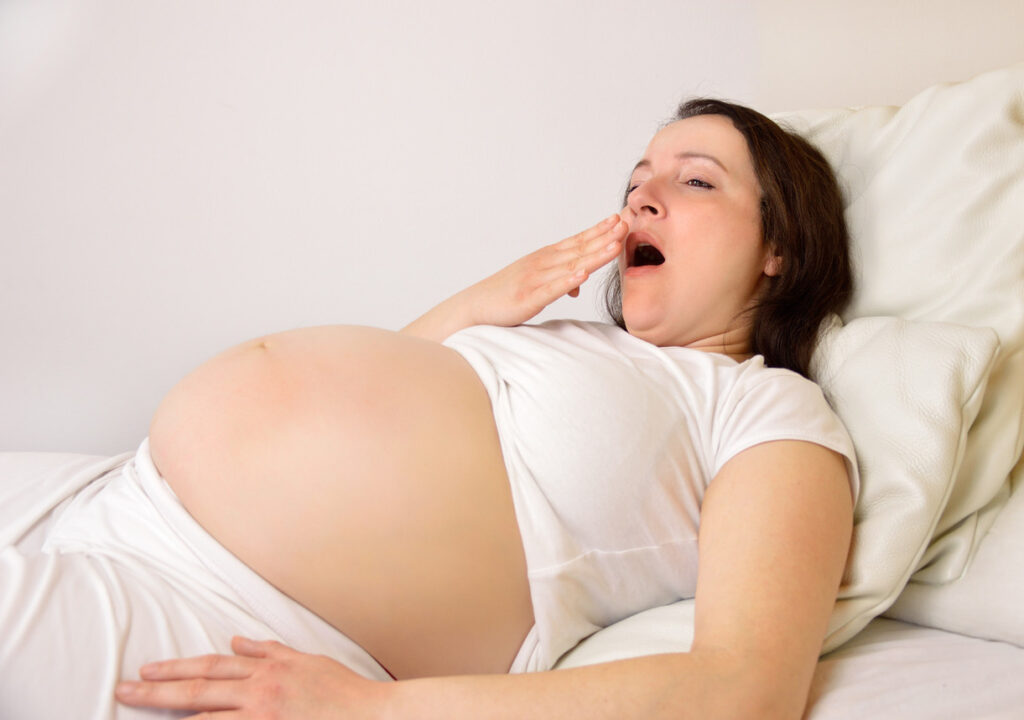 ¿Sin sueño en el embarazo? Descubre por qué es normal