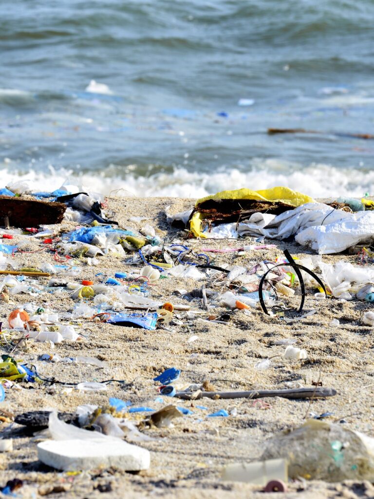 Sueña con basura en el mar: descubre su significado