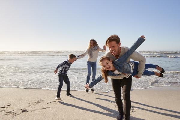 Sueña con ver a alguien conocido paseando por la playa