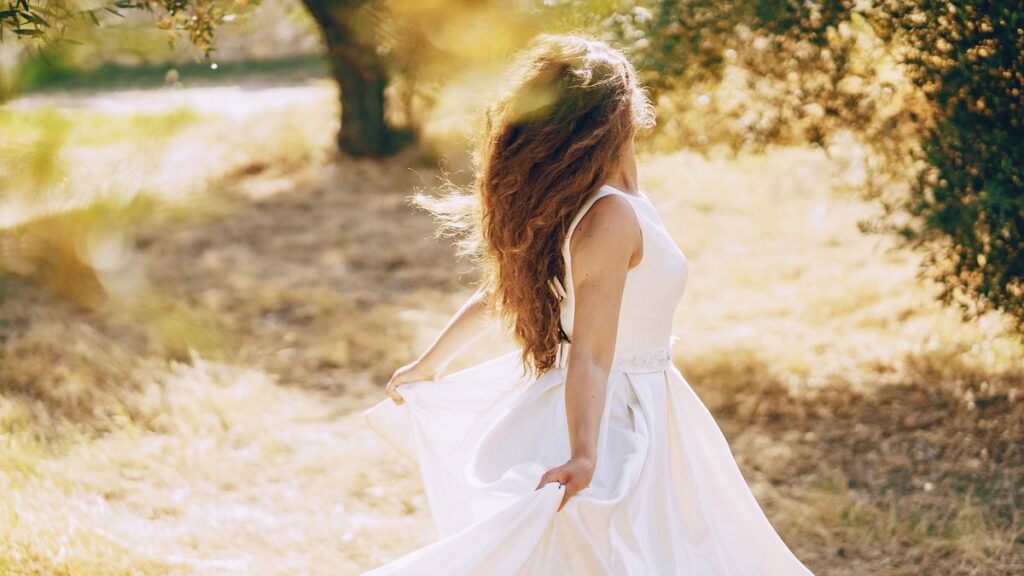 Sueña conmigo: vestida de blanco bajo un árbol