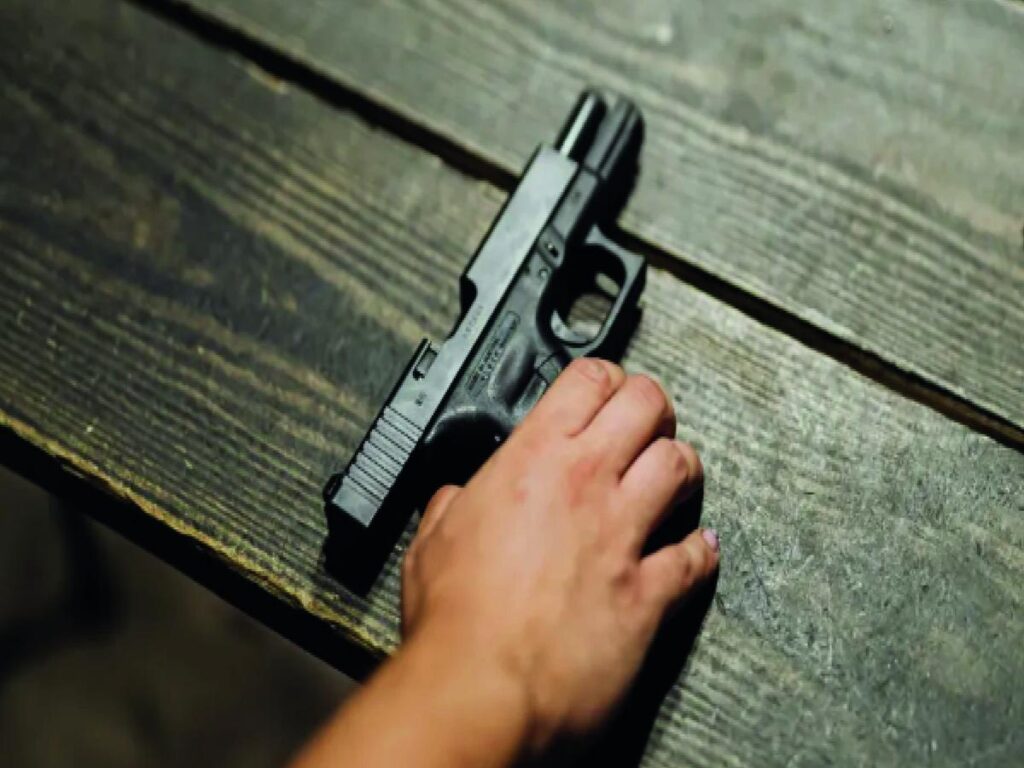 ¿Sueñas con una pistola apuntándote? Descubre su significado aquí