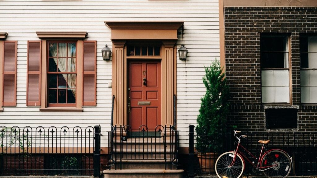 ¿Sueñas que se abre la puerta de tu casa? Descubre su significado aquí