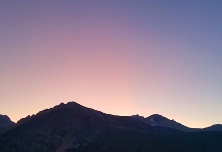 Sueño de atardecer púrpura en un frío espectáculo natural