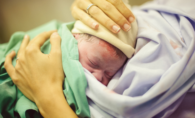 Sueño de parto: significado de ver a una mujer dar a luz