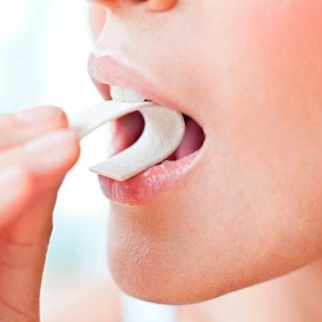 Sueño incómodo: Chicle pegado en los dientes