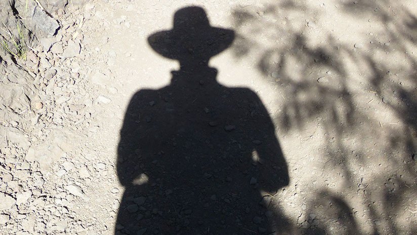 Sueño misterioso: La silueta de un hombre con sombrero