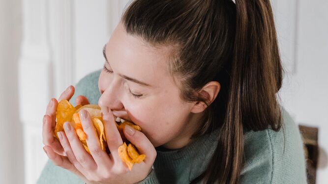 ¿Sueño y hambre excesiva? Descubre los síntomas y cómo combatirlos