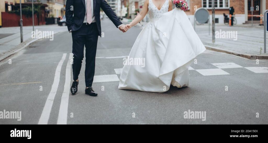 Sueños de boda: caminando juntos por la calle abarrotada