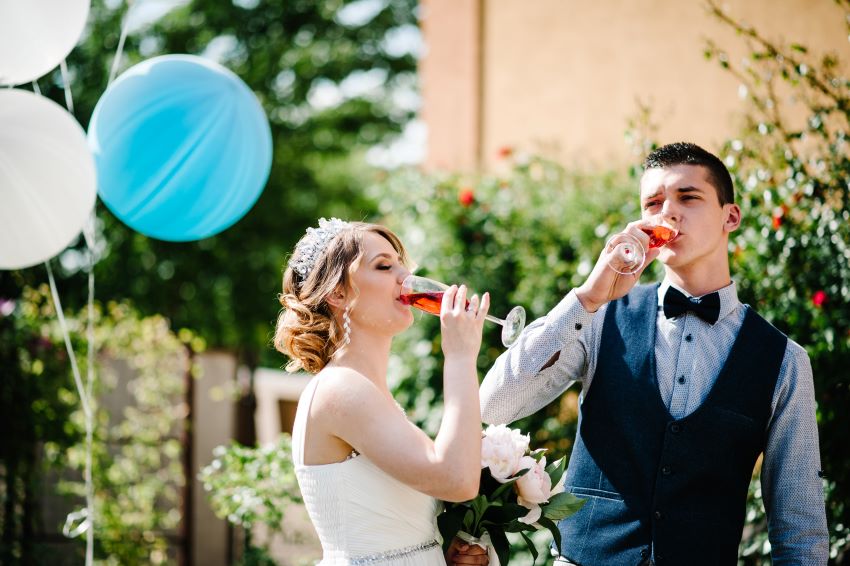 Sueños de boda: ¿Qué simboliza vestirse de vino en tu matrimonio?