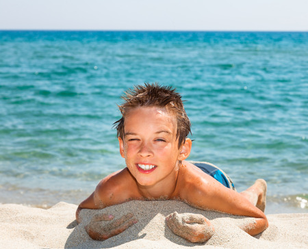 Sueños de verano: Niño de doce años disfruta en la playa